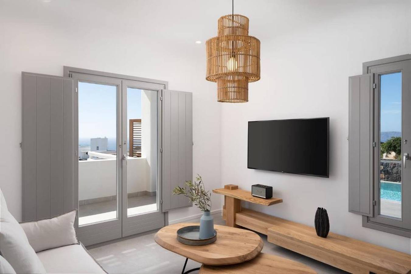 Elegantes schwimmendes Frühstück in der Villa in Akrotiri, Santorin