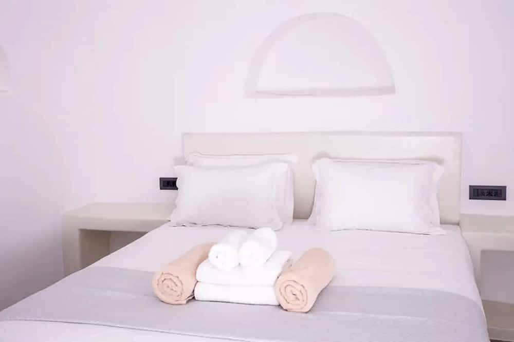 Magical Santorini Villa | 1 Bedroom | Deluxe Suite | Beautiful Sea Views & Air-Conditioning | Finikia in Finikia, Santorin