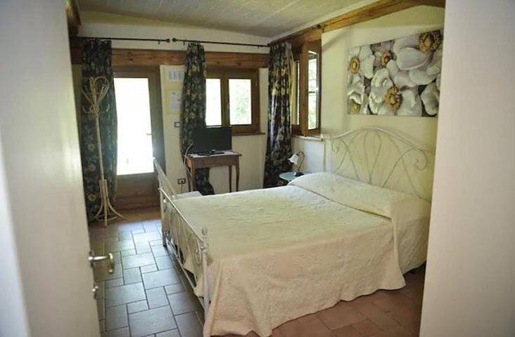 Location de vacances pour 6 personnes, avec terrasse et piscine ainsi que vue et jardin à Pignerol - 4