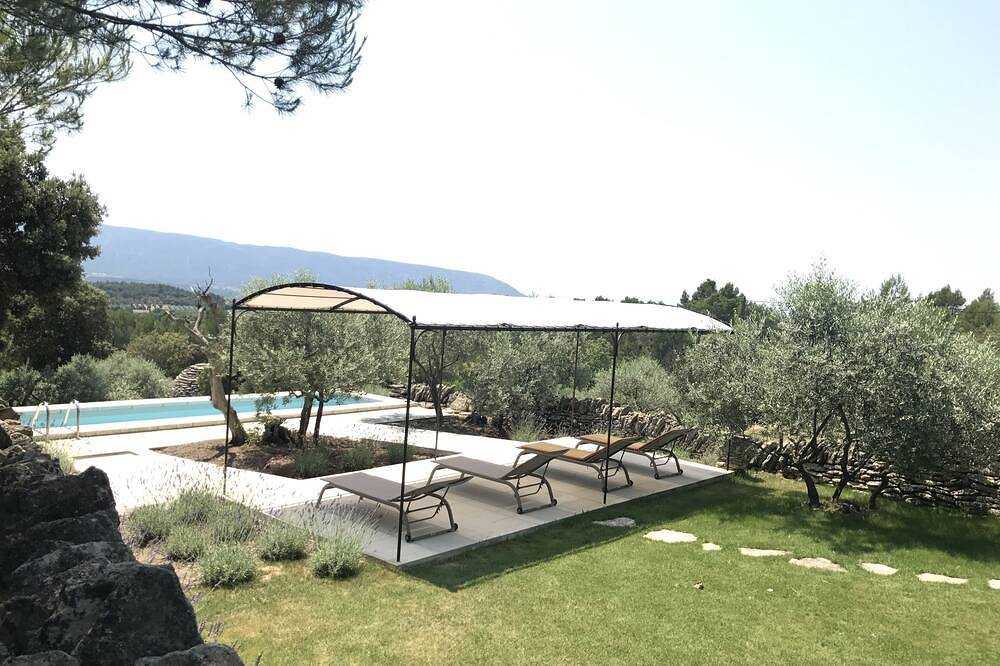 Provencal Mazet with dominant view of the Luberon private pool and air conditioning in Gordes, Parc naturel régional du Luberon