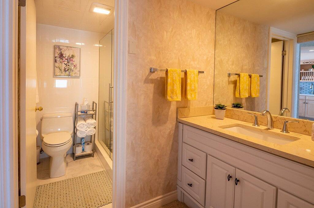 Ganze Wohnung, Lake Charlevoix/King/Queen/2 Bed/2 Bath Condo/Town/Beach/Pool in Charlevoix, Charlevoix County