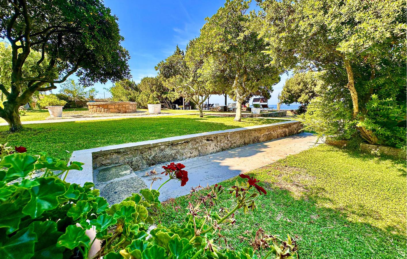 Ganze Ferienwohnung, Apartment mit Meerblick, Terrasse und Parkplatz, 100 m vom Strand entfernt in Ileia