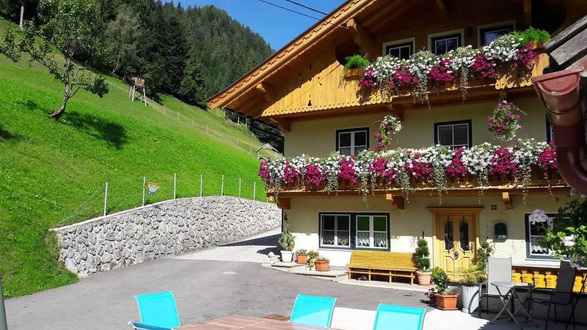 Ferienwohnung für 7 Personen, mit Garten und Pool sowie Balkon