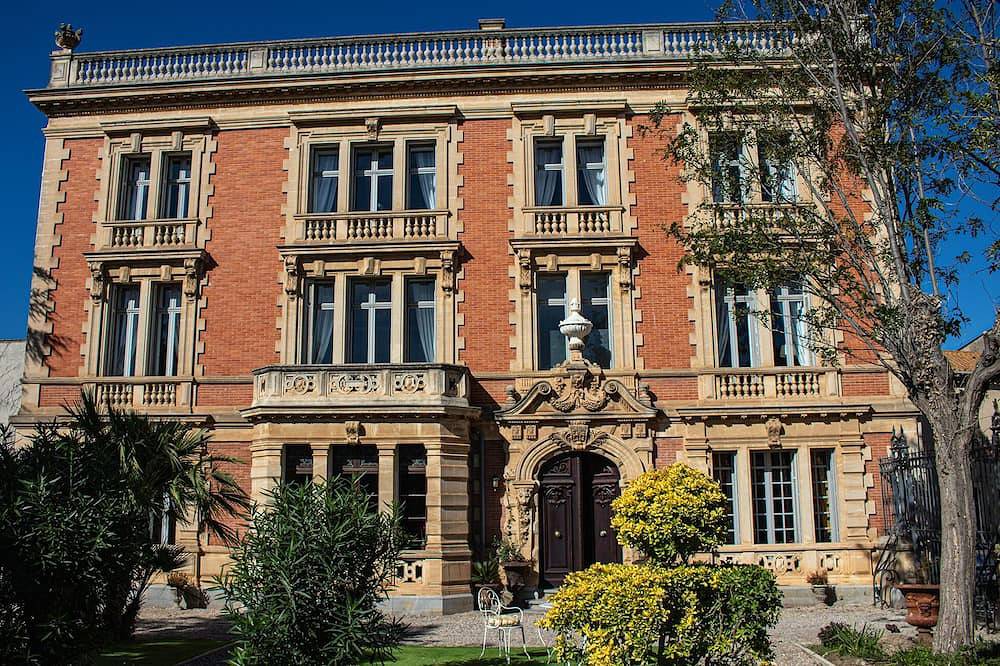 Superb romantic 8-bedroom chateau with Ac and Wifi in the south of France in Névian, Côte d'Améthyste