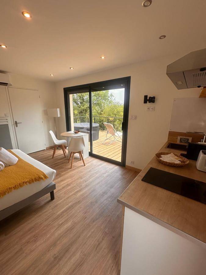 Location de vacances pour 2 personnes, avec vue et jardin, animaux acceptés à Saint-Martin-Labouval - 4