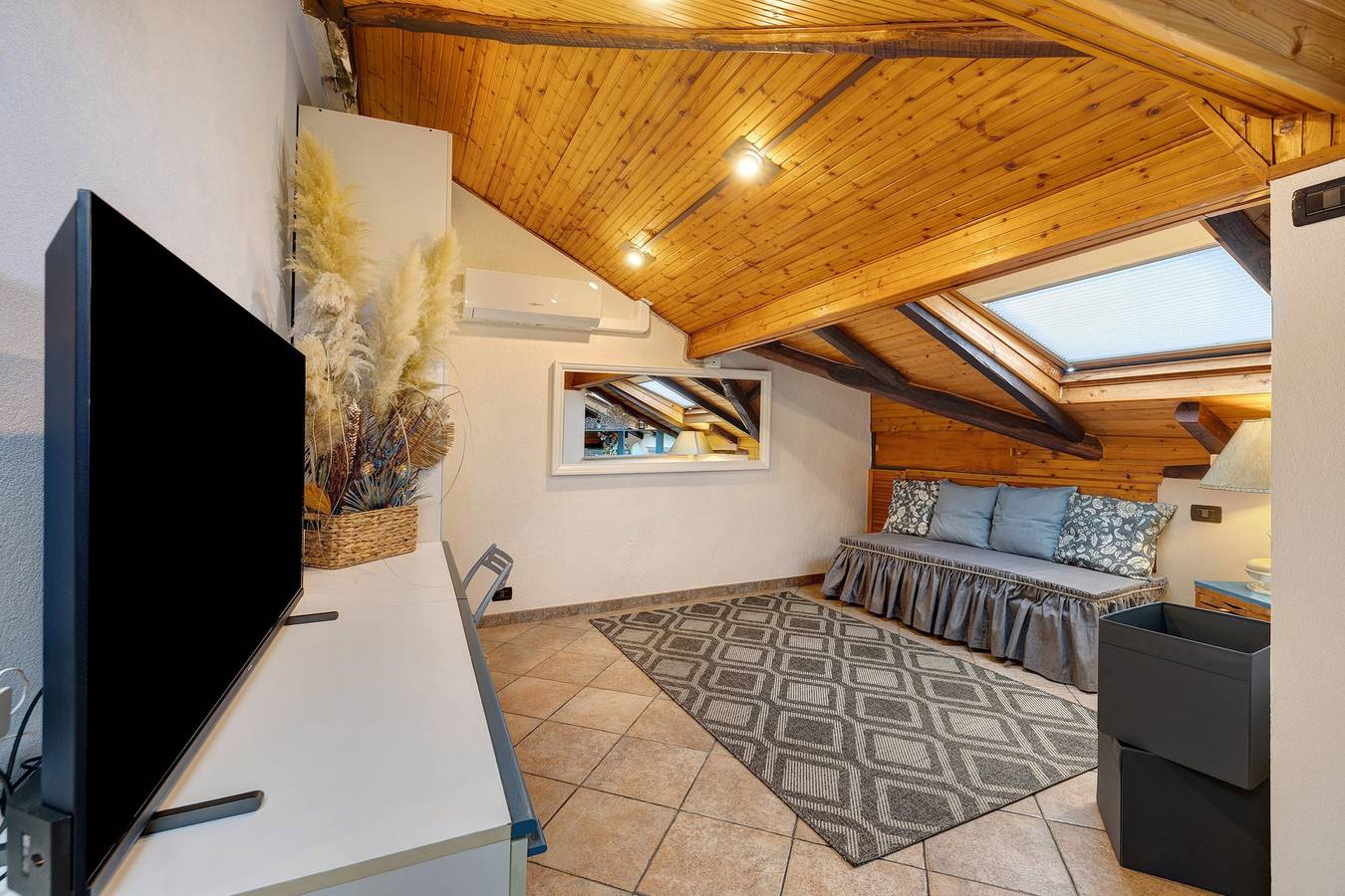 Estudio entero, Apartamento 'Mansarda Sotto Le Stelle' con vistas al mar, Wi-Fi y aire acondicionado in Savona (City), Savona