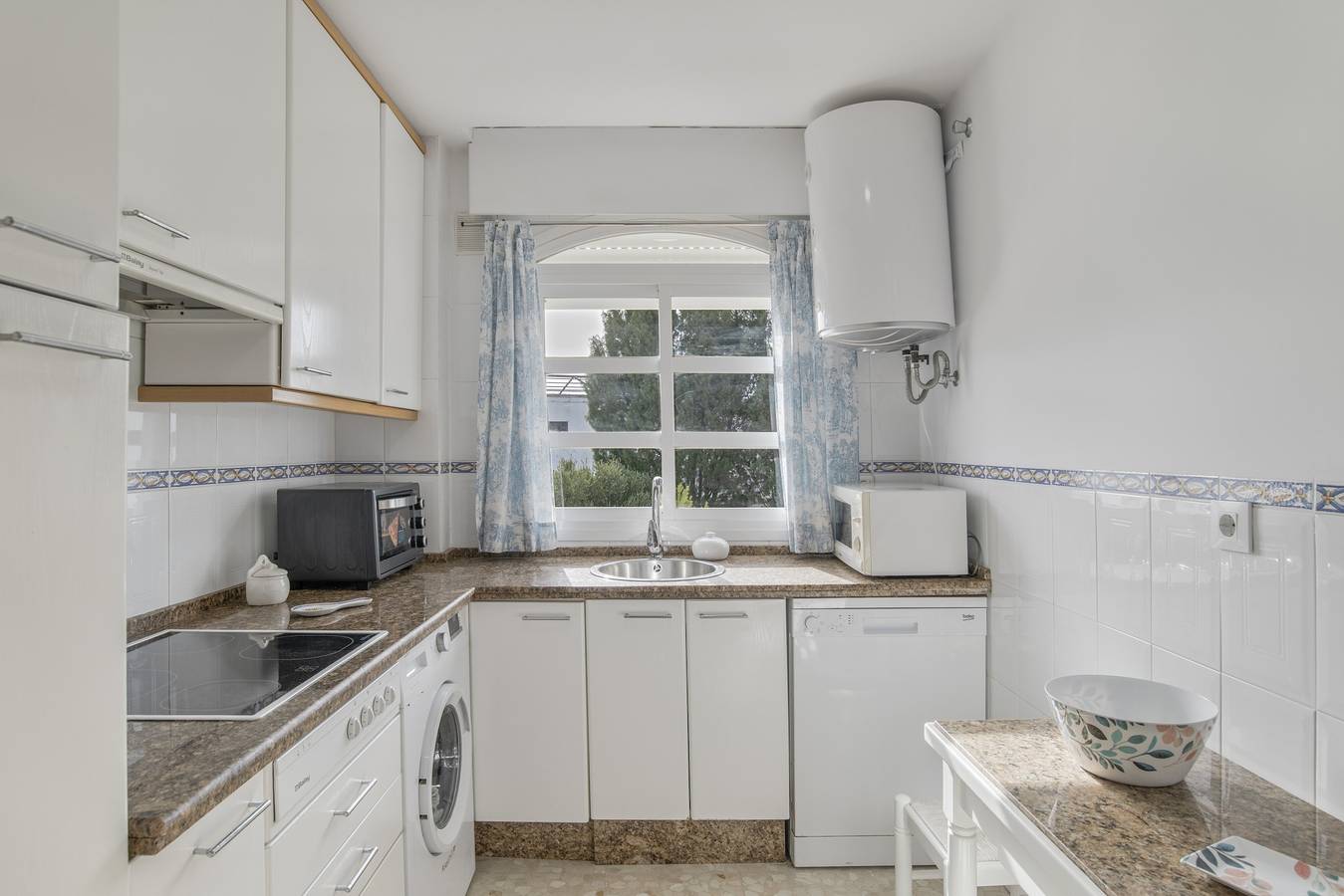 Entire apartment, Apartment in City Centre with Balcony & Wi-Fi, Street Parking Available in Vejer de la Frontera, Costa de la Luz
