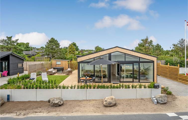 Ferieudlejning for 6 personer, med Terrasse og Have i Følle Strand