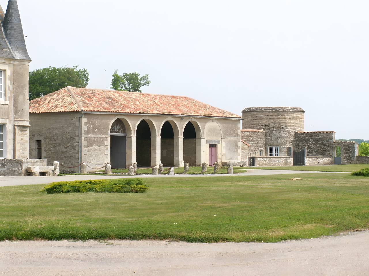 « Logis dans l’enceinte du château » avec jardin privé, Wi-Fi et climatisation in Paizay-Naudouin-Embourie, Charente