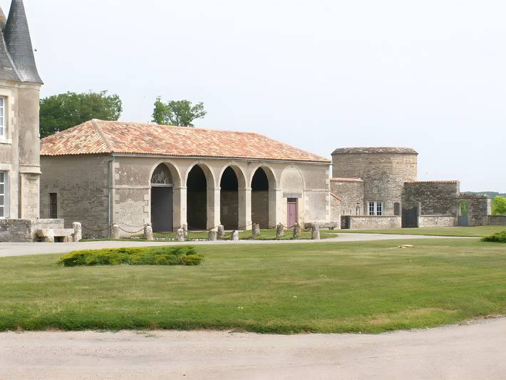 « Logis dans l’enceinte du château » avec jardin privé, Wi-Fi et climatisation in Paizay-Naudouin-Embourie, Charente