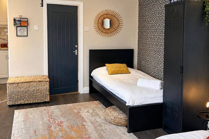 Secluded Lodge at the top of the garden. Free Parking, Dog Friendly £20 per pet in Brighton, Sussex