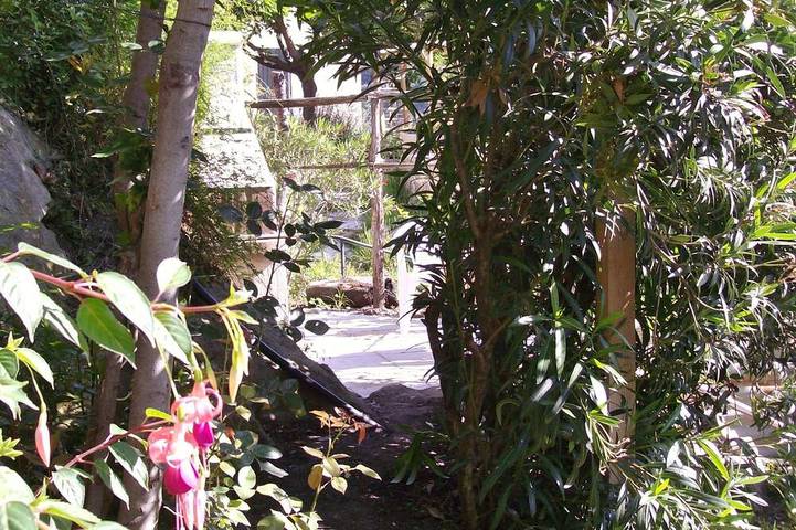 Appartement entier, Studio de charme, avec jardin privatif in Coaraze, Côte méditerranéenne (France)