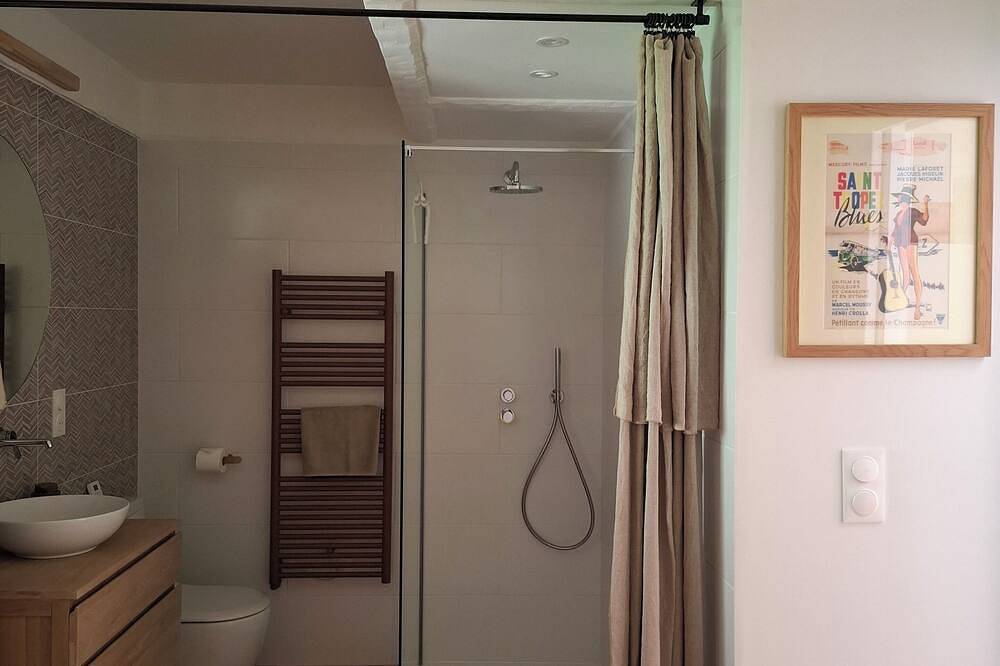 Appartement entier, T2 climatisé, Wifi haut débit, en rez jardin, plage de Gigaro et sentiers a 500m in Gigaro, La Croix-Valmer