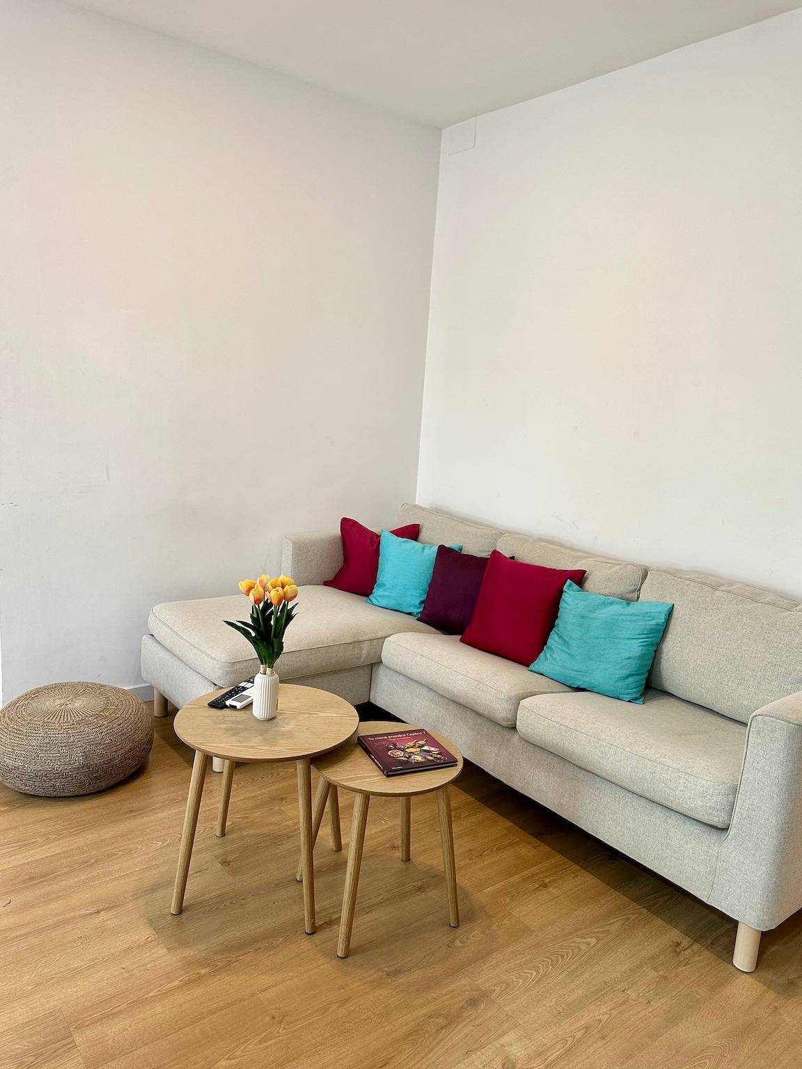 Apartamento de férias inteiro, 4 Bed Flat - Sleeps 8 - Wifi - Balcony in Centro Barcelona, Barcelona
