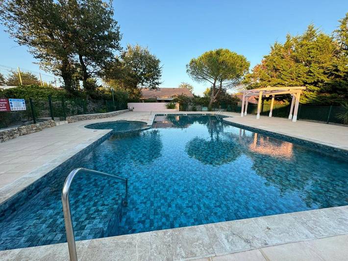 Location de vacances pour 5 personnes, avec vue ainsi que jardin et piscine à Forcalqueiret