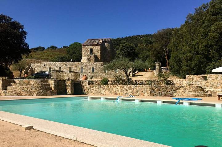 Appartement de vacances pour 5 personnes, avec piscine ainsi que terrasse et jardin, animaux acceptés