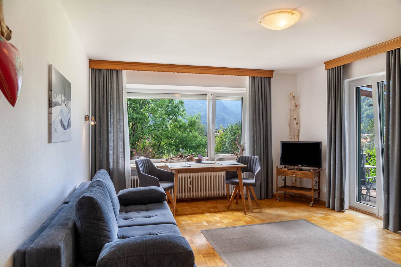 Ganze Wohnung, Ferienwohnung 'Haus Latschenhang 5 Karwendel' mit Bergblick, privater Terrasse und Wlan in Mittenwald, Bayerische Alpen