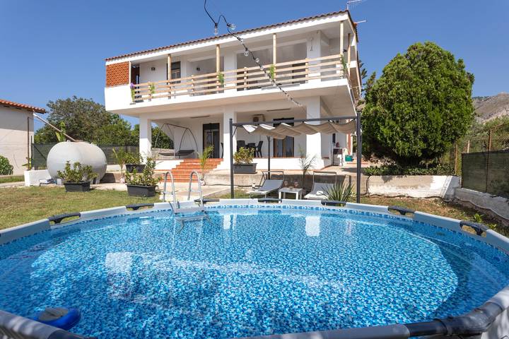 Casa vacanze 'Casa Vista Mare tra gli Ulivi' con piscina, Wi-Fi e aria condizionata in Provincia di Palermo
