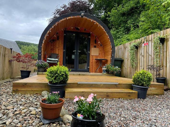 Glamping for 2 people, with terrace and garden as well as view in Loch Ness