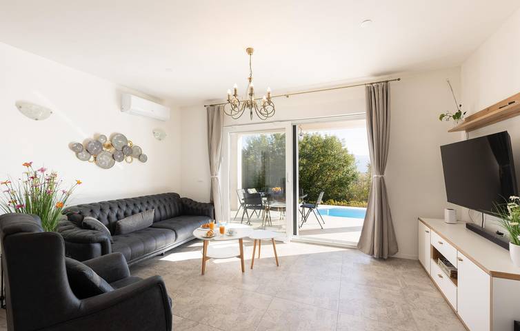 Sonniges Apartment mit Pool und Parkplatz – WLAN inklusive in Dalmatinisches Zagora
