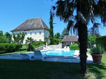 Gîte pour 10 personnes, avec terrasse ainsi que piscine et jardin à Les Avenières
