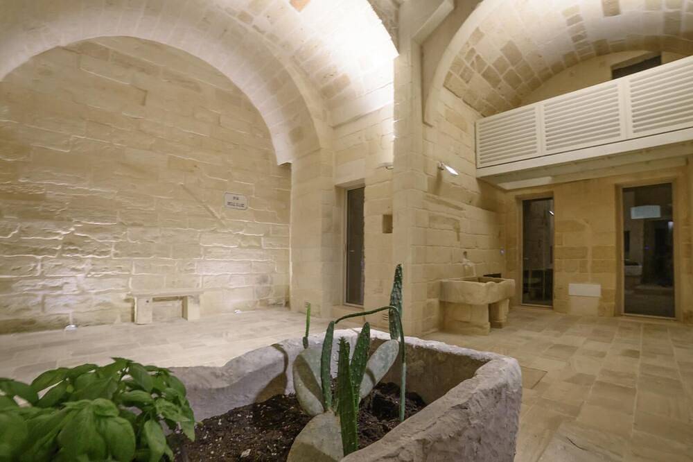 Appartement entier, Camera Matrimoniale ambiente ricercato, arredato ed impreziosito in Lecce, Province de Lecce