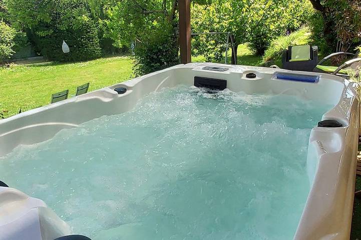 Location de vacances pour 2 personnes, avec Jacuzzi et Terrasse ainsi que Jardin et Sauna à Bézaudun-les-Alpes