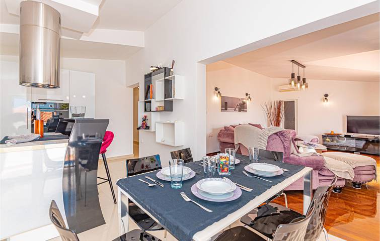 Reizende Ferienwohnung mit Meerblick, Pool und Terrasse, 600 m vom Strand entfernt in Brodarica, Šibenik-Knin