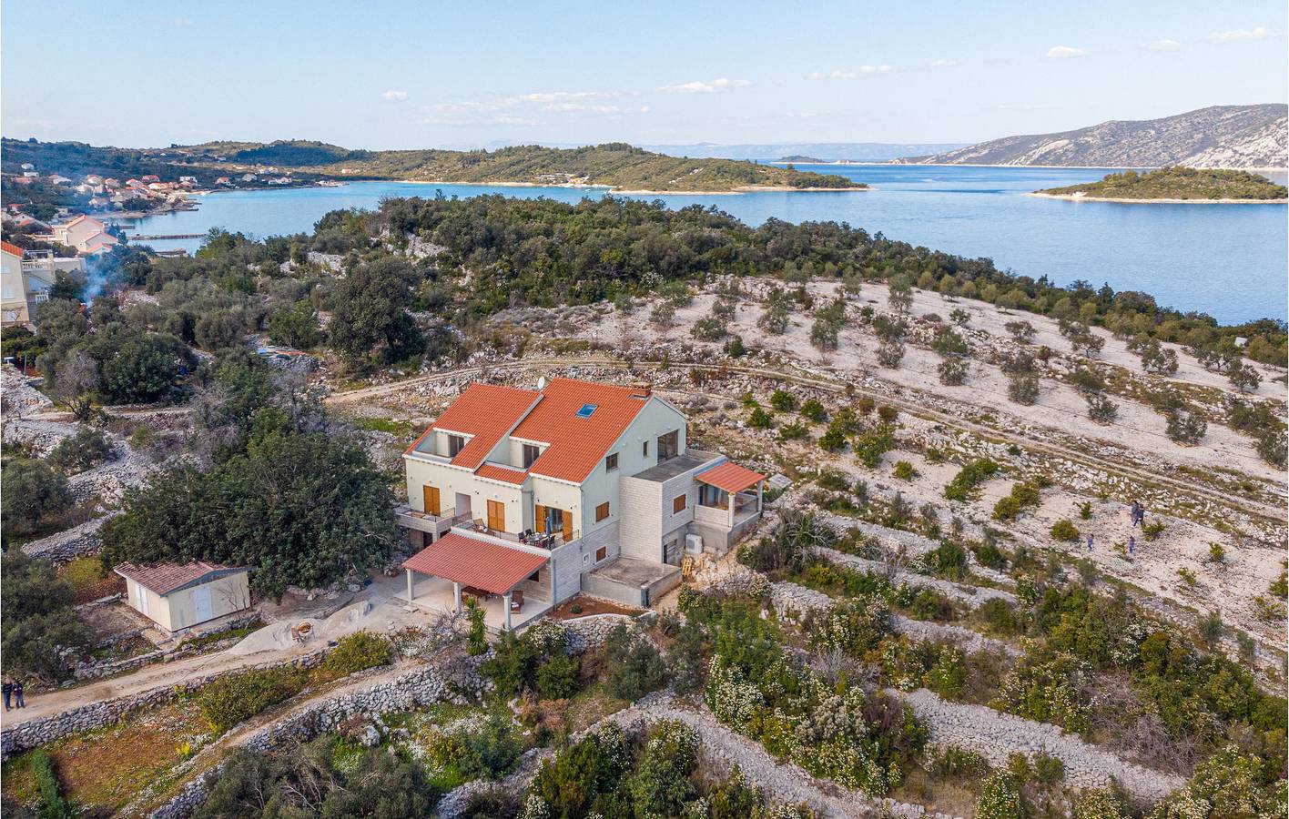 Geheel vakantieappartement, Gezellig appartement met terras, keuken en wifi – 2,5 km van het strand van Tri žala in Kneza, Korcula