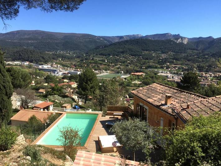 Location de vacances pour 8 personnes, avec vue et jardin ainsi que piscine et terrasse, animaux acceptés à Auriol - 3