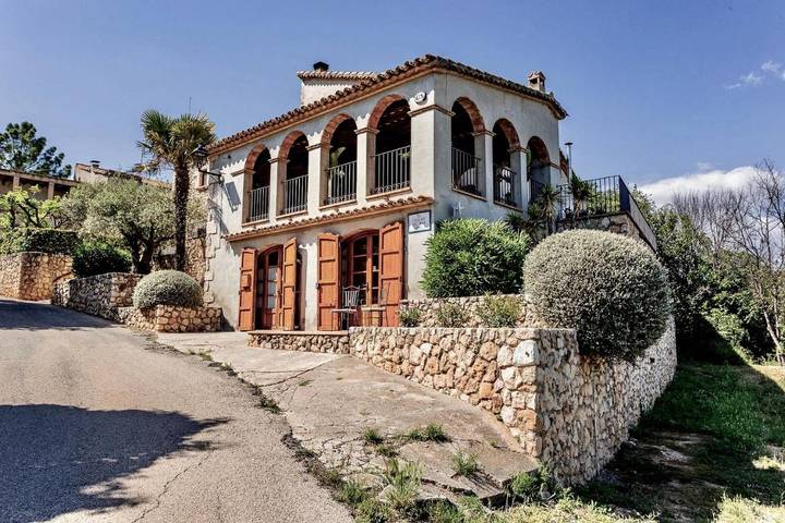 Casa rural para 14 personas, con vistas además de jardín y piscina, Se admiten mascotas en Castellví de la Marca