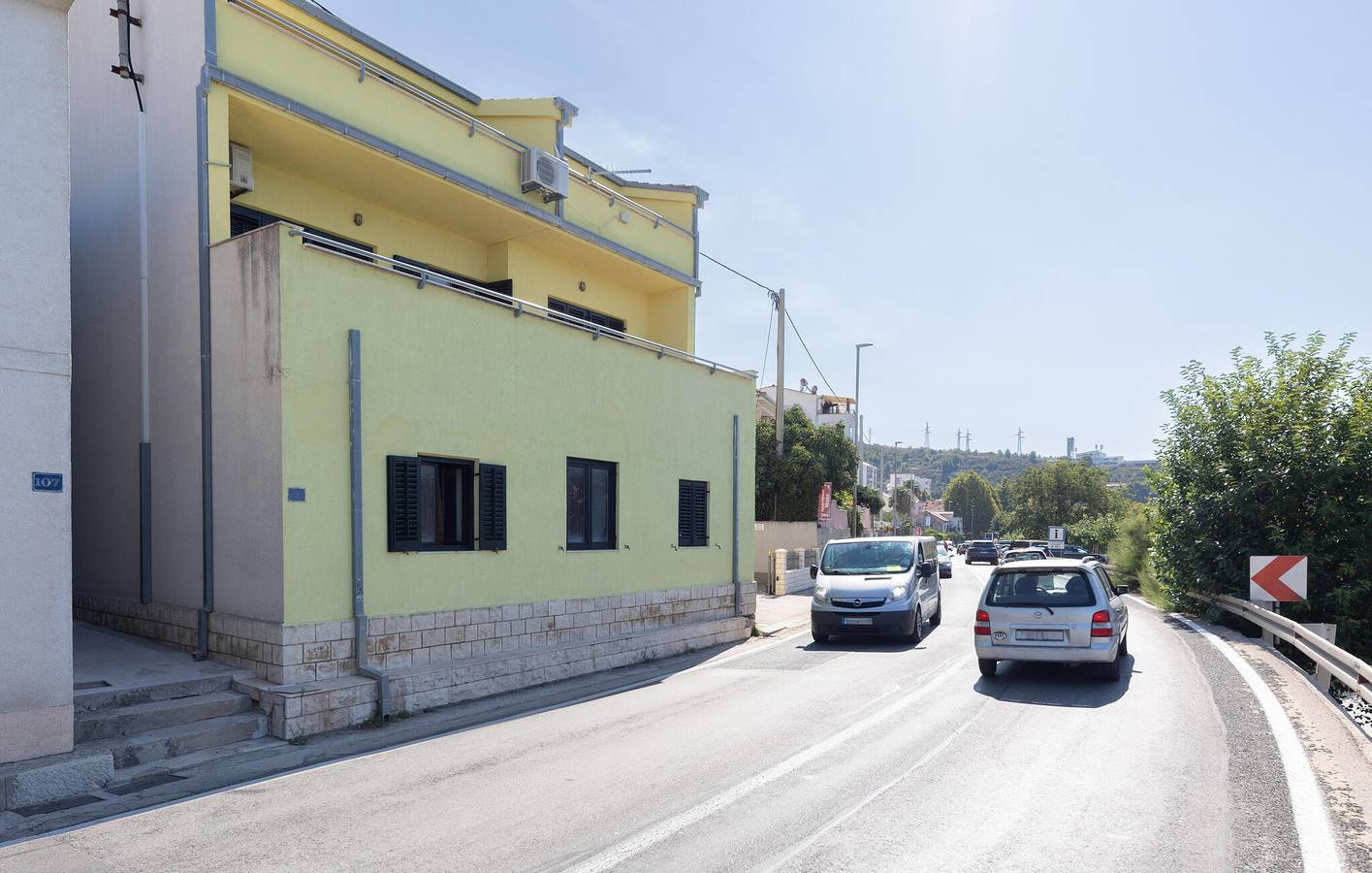 Geheel vakantieappartement, Seaside Retreat: Gezellig appartement met 2 slaapkamers, terras en wifi, op 1000 meter van het strand in Dugi Rat, Split-Dalmatië