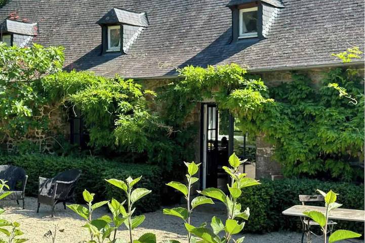 Gîte pour 14 personnes, avec jardin et piscine à Juvigné