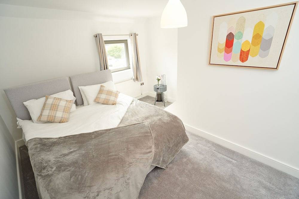 Newly Refurbished 4 Double Bed House with Parking in Slough, Berkshire
