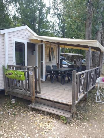 Gîte pour 6 personnes, avec piscine et jardin ainsi que vue et terrasse à Barrême