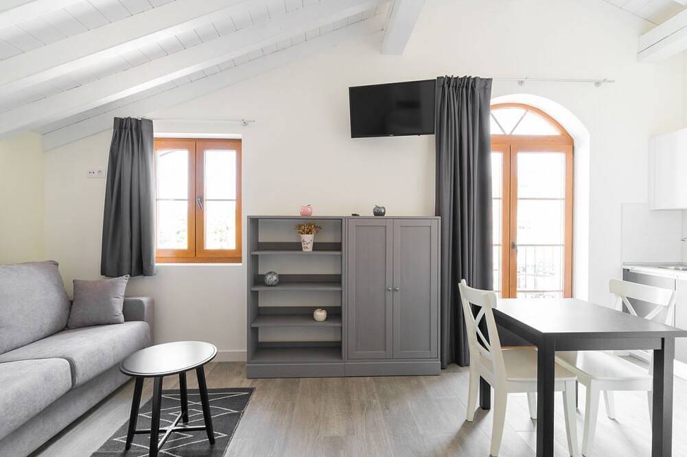 Appartement entier, Special studio for couples with double whirlpool tub and balcony. in Villaverde de Pontones, Ribamontán al Monte