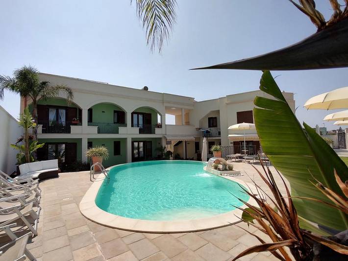 Chambre d’hôte pour 2 personnes, avec Jacuzzi et Terrasse ainsi que Jardin et Piscine