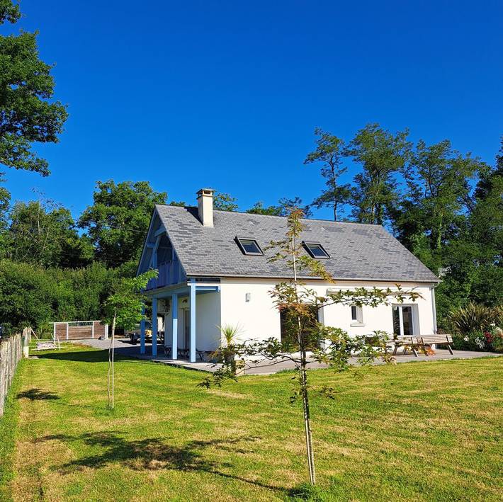 Gîte pour 10 personnes, avec terrasse et jardin à Poey-d'Oloron