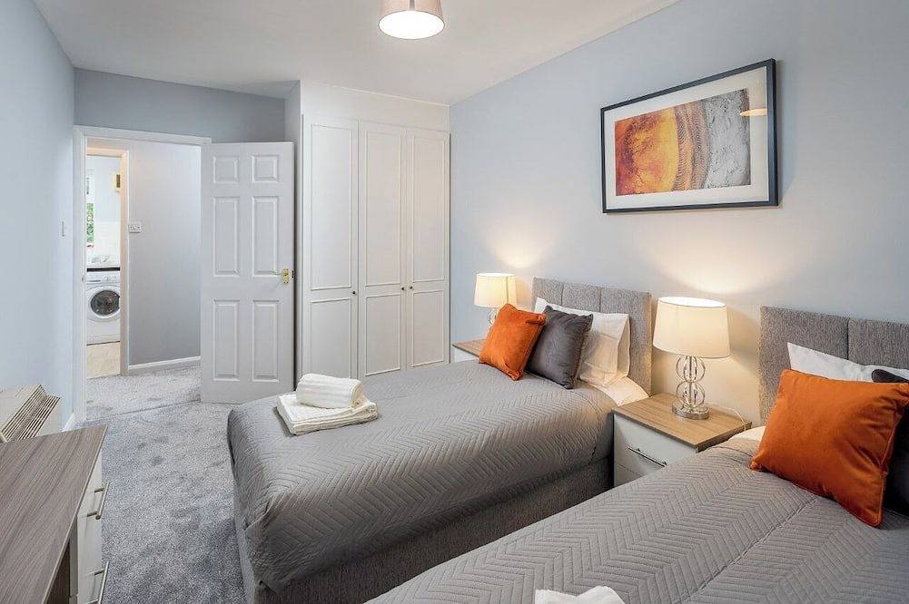Entire apartment, Pet Friendly 1-Bedroom Corporate Apartment in Peaceful Crawley with Free Parking in Crawley, West Sussex