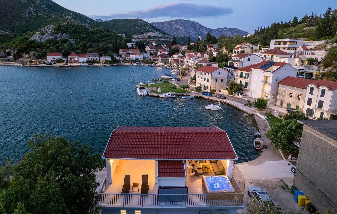 Geräumige 300 m² große Wohnung mit Terrasse, in der Nähe der Küste und des Flusses in Rogotin, Dubrovnik-Neretva