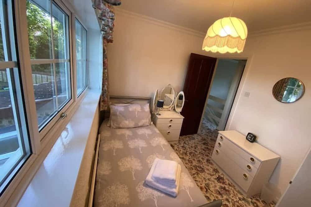 Exquisite Manor House Cul de sac Sleeps 8 with Private Parking in Darlington