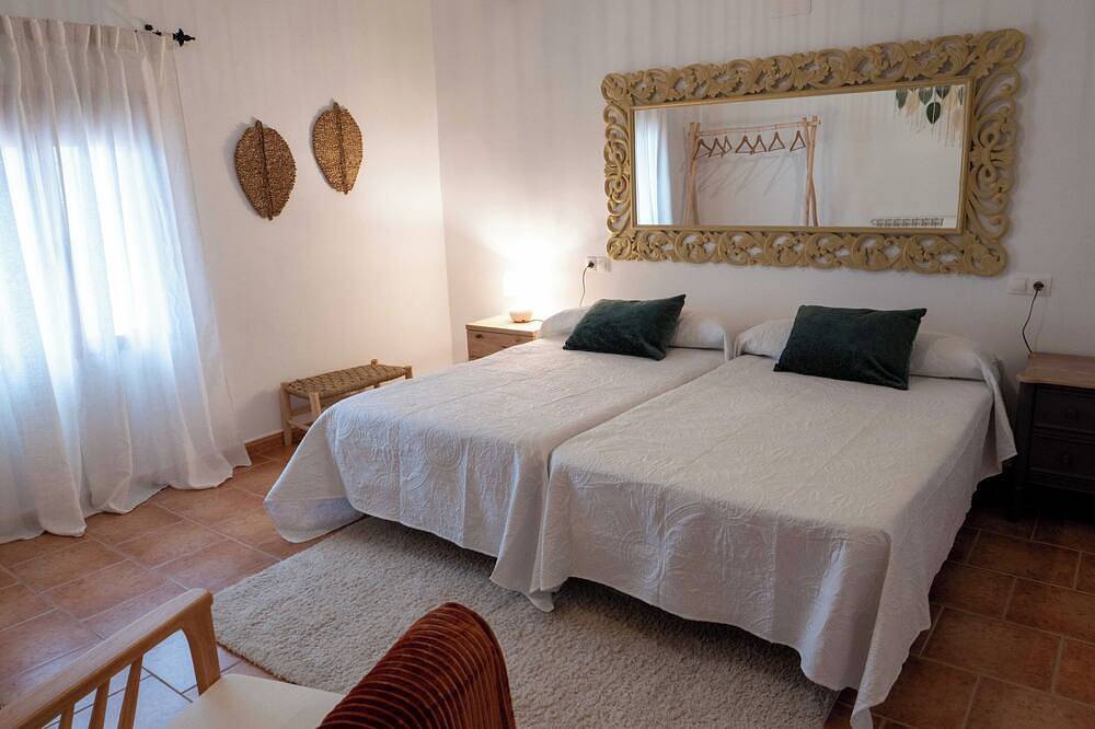 Charming cottage ideal for families and friends! Large patio and barbecue in La Gila, Alcalá del Júcar