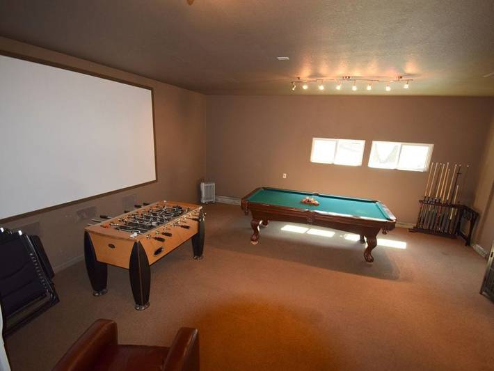 Vacation rental for 12 people, with hot tub and yard, with pets in Marin County