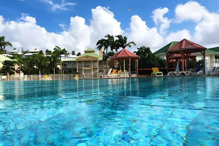 Appartement de vacances pour 8 personnes, avec piscine ainsi que vue et jardin