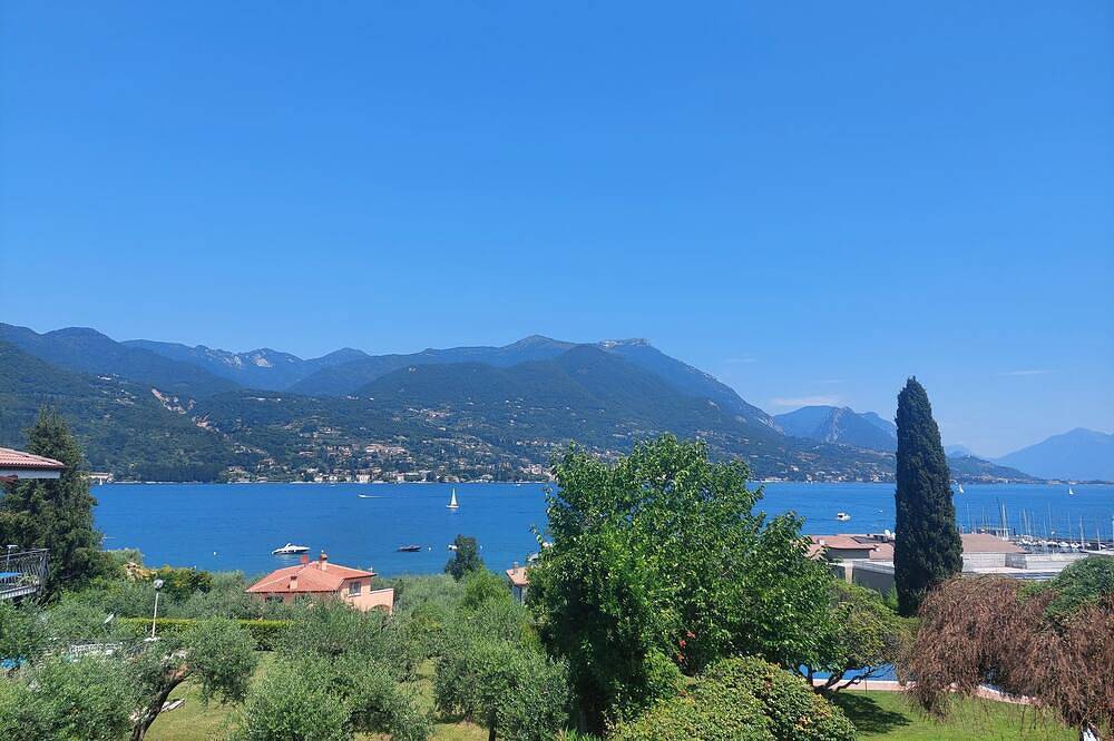 Villa with awesome lake view a few steps from the beach by Heart of Garda in San Felice del Benaco, Montagnes autour du lac de Garde