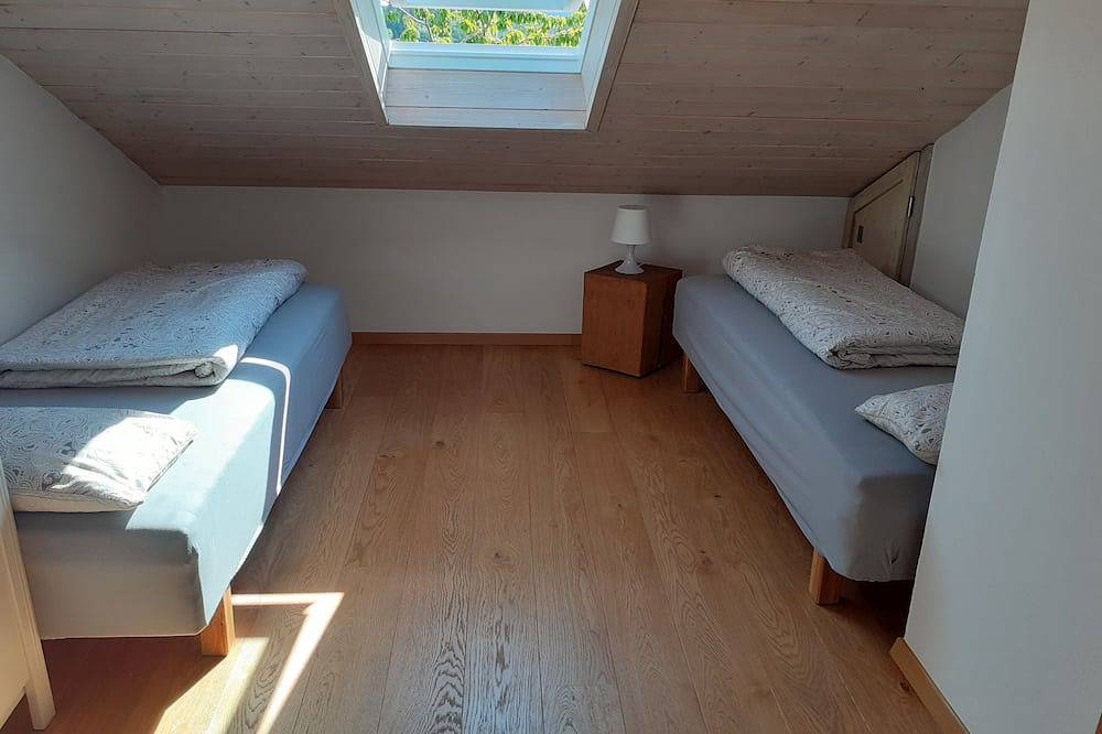 Ganze Wohnung, Ferienwohnung im Dachgeschoß mit 2 separaten Schlafzimmern und Balkon in Prien am Chiemsee, Chiemsee
