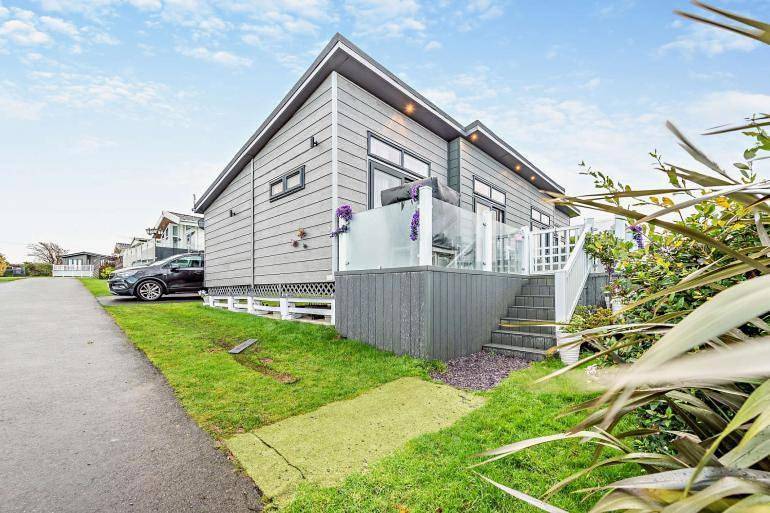 Lodge Sleeps 6 with Indoor Pool & Parking in Cardigan Bay