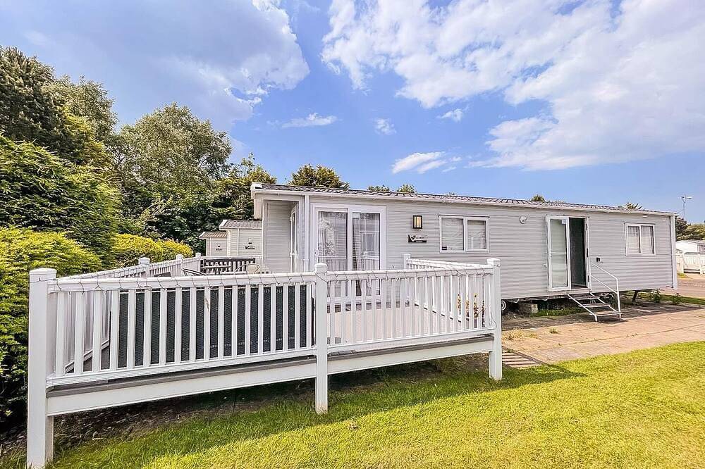 Beautiful 6 berth caravan at Southview Holiday Park in Skegness ref 33031S in Skegness, Lincolnshire