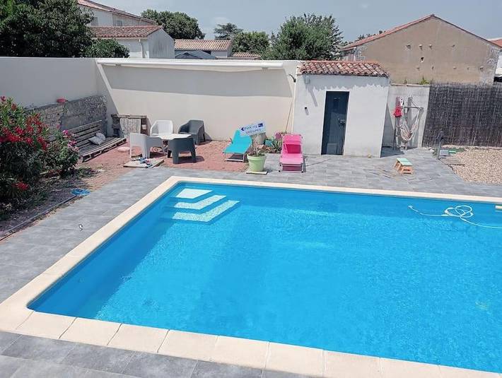 Location de vacances pour 10 personnes, avec Balcon et Terrasse ainsi que Jardin et Piscine à Charron