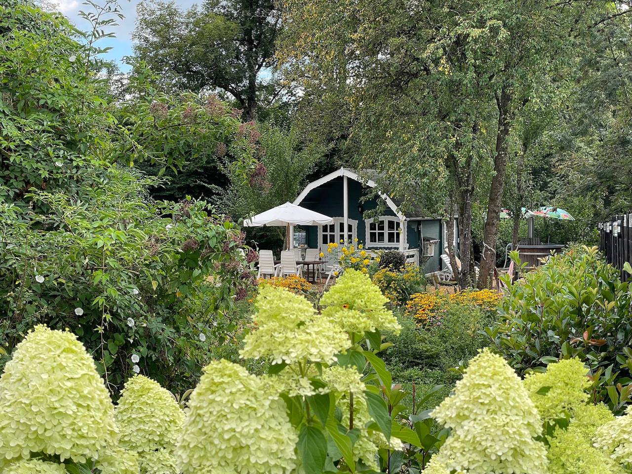 Chalet „Sans Souci“ mit privater Terrasse, Wlan und Klimaanlage in Ahun, Guéret und Umgebung